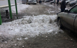 Страшное ДТП на Прикарпатье: глыба льда влетела в микроавтобус