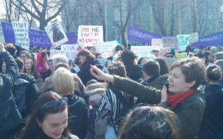 Феминистки и радикалы устроили драку в Киеве: есть подробности