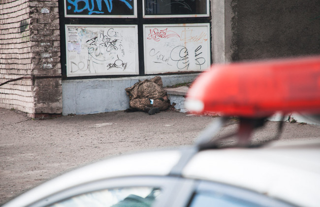 Загадочная смерть: труп военного лежал посреди улицы в Днепре