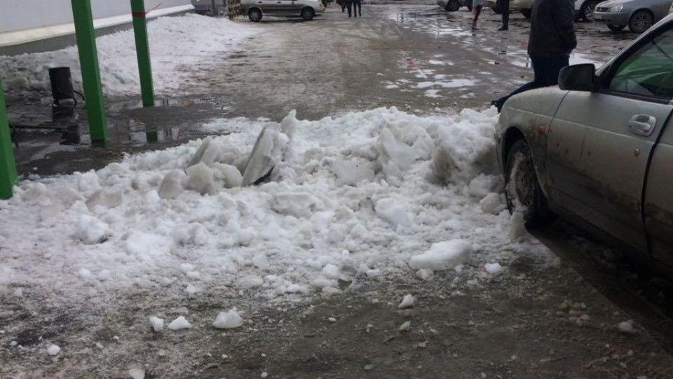 Страшное ДТП на Прикарпатье: глыба льда влетела в микроавтобус