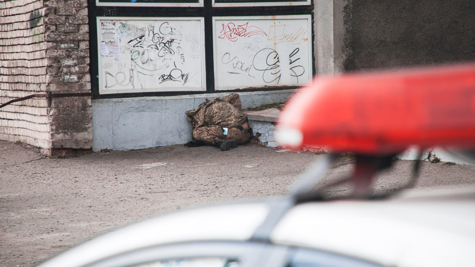 Загадочная смерть: труп военного лежал посреди улицы в Днепре