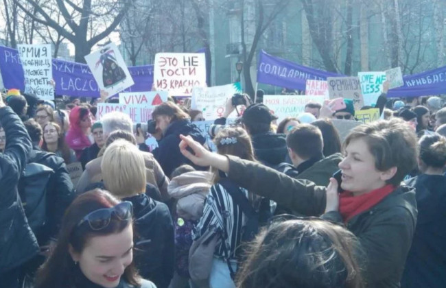 Феминистки и радикалы устроили драку в Киеве: есть подробности