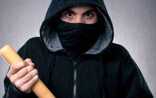 ЧП в Запорожье: подростки с битами атаковали автобус