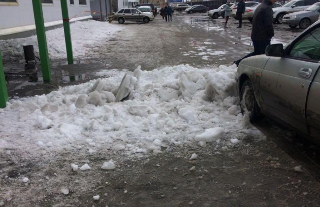 Страшное ДТП на Прикарпатье: глыба льда влетела в микроавтобус