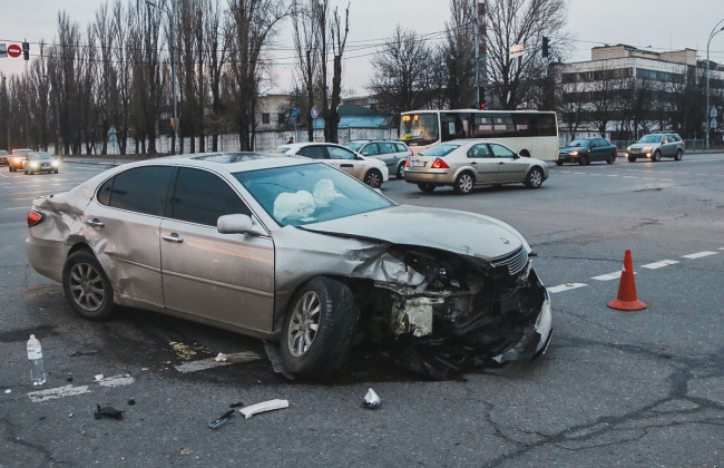 ДТП на Позняках в Киеве: в результате столкновения пострадала женщина с ребенком