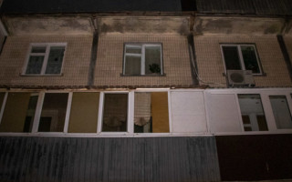 В Киеве 50-летний мужчина выбросился из окна: есть подробности
