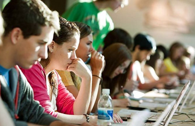 Переселенцам с Донбасса предлагают $200 на образование: есть подробности