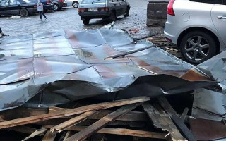 Во Львове шквальный ветер повредил крыши и повалил деревья: подробности