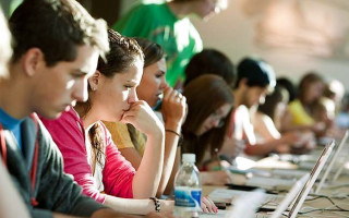 Переселенцам с Донбасса предлагают $200 на образование: есть подробности