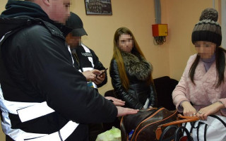 Продавала дівчат у рабство: аферистку затримали на кордоні з РФ