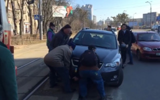 Перенесли руками: киевляне проучили очередного «героя парковки»