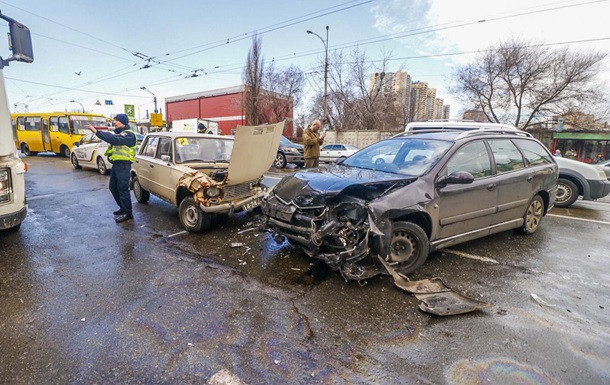 Серьезное ДТП в Киеве: Citroen снес женщину с ребенком