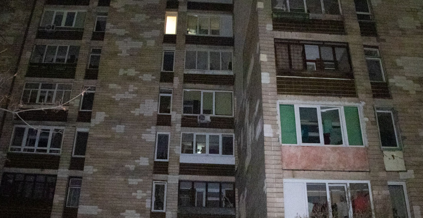 Голая женщина выбросилась с окна многоэтажки в Киеве
