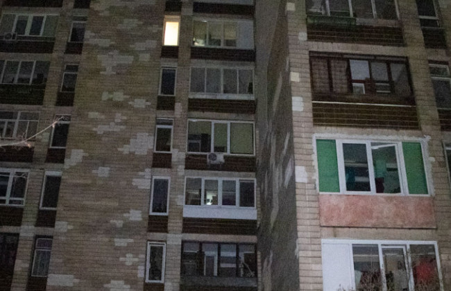 Голая женщина выбросилась с окна многоэтажки в Киеве