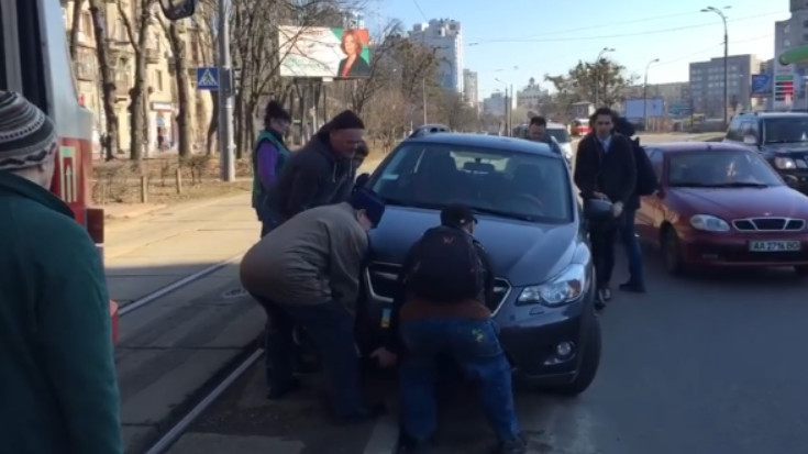 Перенесли руками: киевляне проучили очередного «героя парковки»