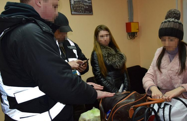 Продавала дівчат у рабство: аферистку затримали на кордоні з РФ