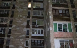 Голая женщина выбросилась с окна многоэтажки в Киеве