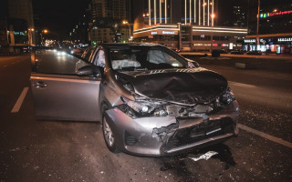 Тройное ДТП в Киеве: Toyota на светофоре снесла машины