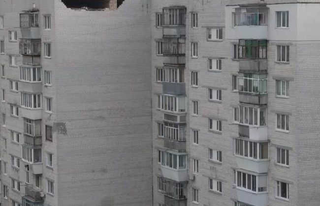 В Борисполе ураган разрушил часть стены высотки: фото и подробности