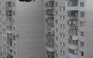 В Борисполе ураган разрушил часть стены высотки: фото и подробности