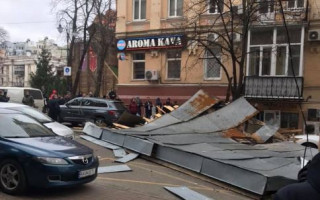 Ураган сорвал крышу дома в центре Киева