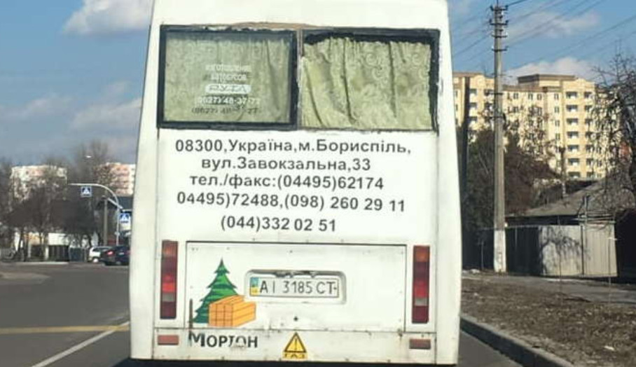 Скандал у Борисполі: маршрутка без вікна на швидкості перевозила пасажирів