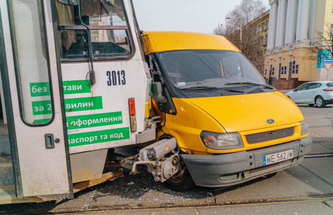 Попытался проскочить: в Днепре произошло ДТП с трамваем и микроавтобусом