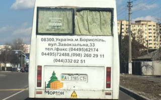 Скандал у Борисполі: маршрутка без вікна на швидкості перевозила пасажирів