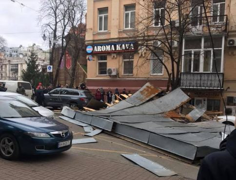 Ураган сорвал крышу дома в центре Киева