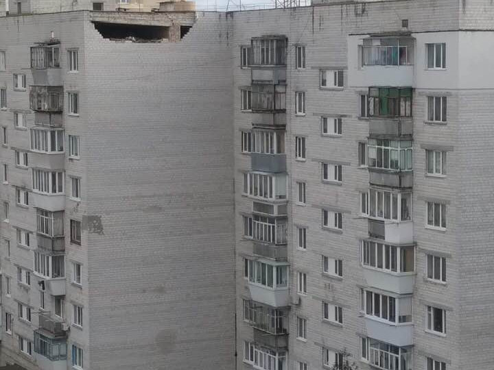 В Борисполе ураган разрушил часть стены высотки: фото и подробности