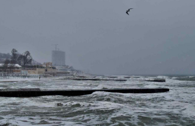 В Одессе ветер сдул в море мать с ребенком