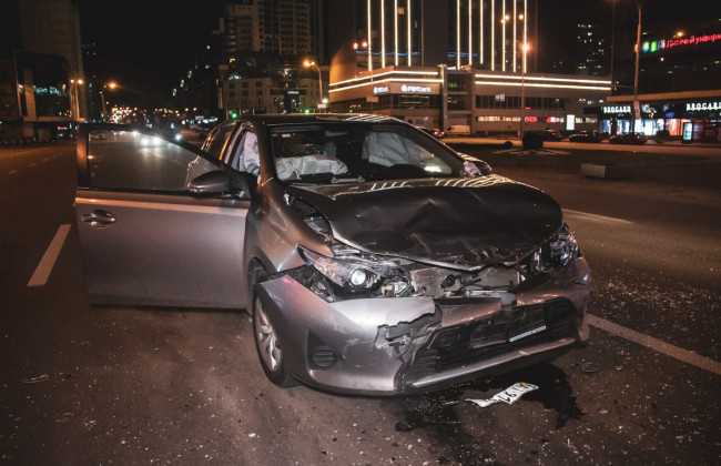 Тройное ДТП в Киеве: Toyota на светофоре снесла машины