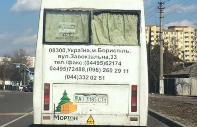 Скандал у Борисполі: маршрутка без вікна на швидкості перевозила пасажирів