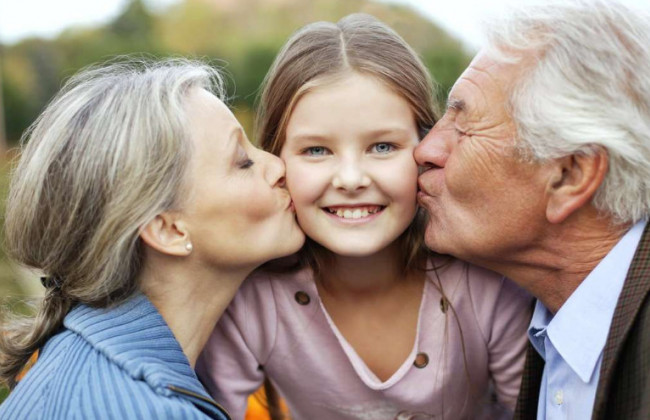 Усиновлення не припиняє зв’язки дитини з рідними дідом і бабою: рішення ЄСПЛ