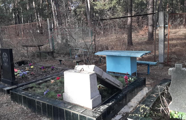 Вандалы в Киеве разгромили кладбище: подробности и фото