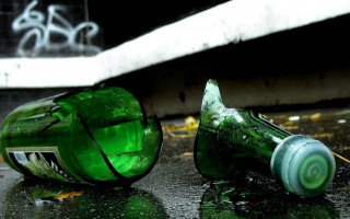 Пляшкою по голові: на Чернігівщині дівчина напала на копа