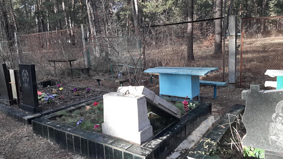 Вандалы в Киеве разгромили кладбище: подробности и фото