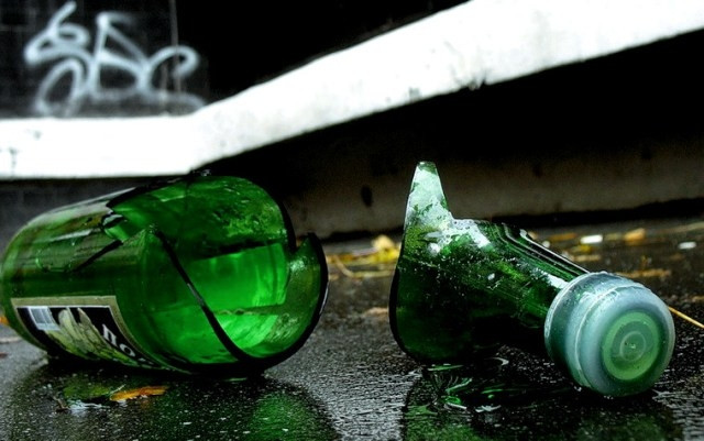Пляшкою по голові: на Чернігівщині дівчина напала на копа