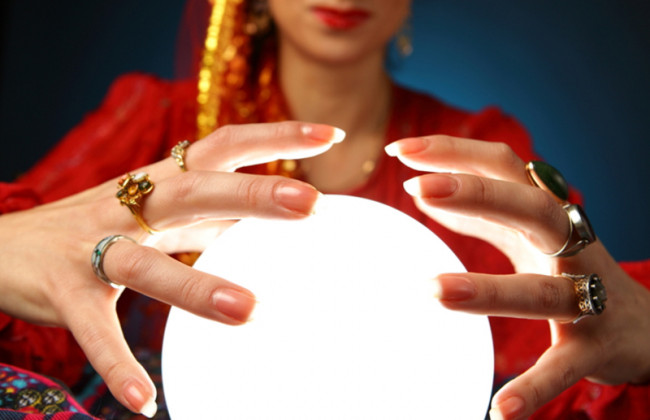 Снимали порчу и гадали по телефону: в Киеве разоблачили экстрасенсов-мошенников