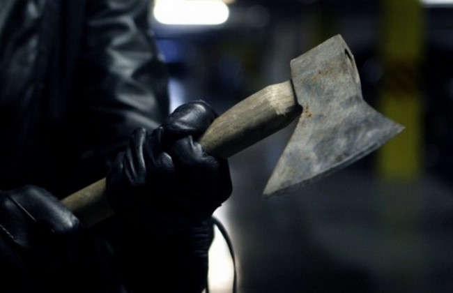 Вдерся і погрожував сокирою: у Чернівцях чоловік напав на жінку