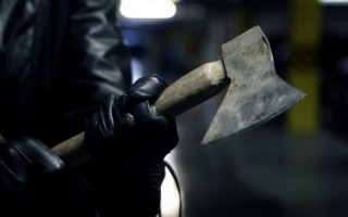 Вдерся і погрожував сокирою: у Чернівцях чоловік напав на жінку