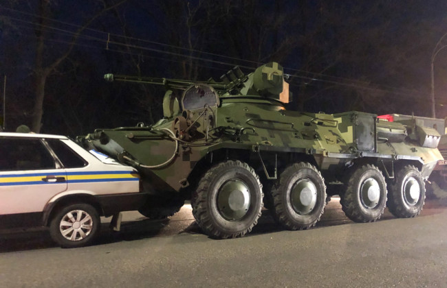 Отказали тормоза: в Киеве БТР влетел в автомобиль военной инспекции