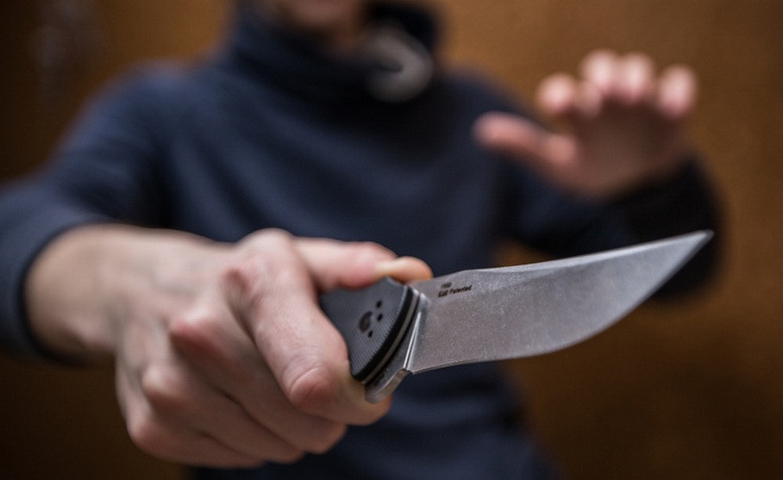 Избили и угрожали ножом: в Киеве неизвестные напали на мужчину