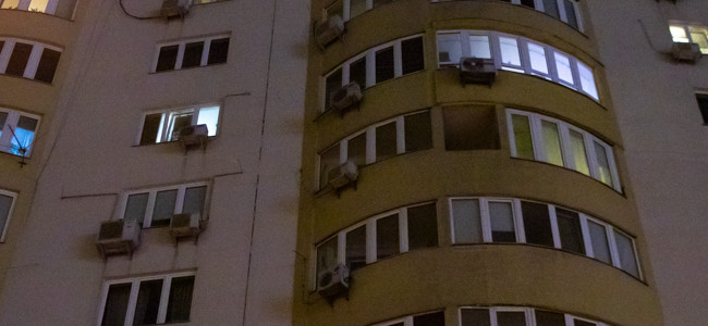 Трагедия в Киеве: молодой мужчина выпал с балкона 21-го этажа