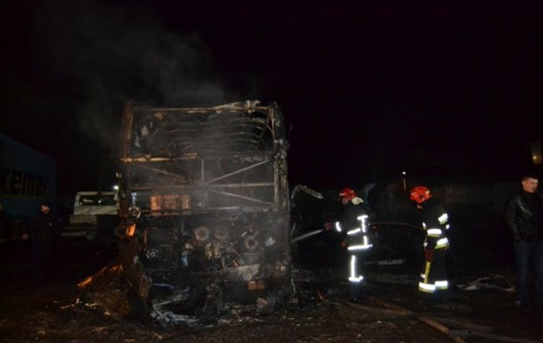 Сгорел дотла: в Ровно вспыхнул двухэтажный автобус, есть подробности