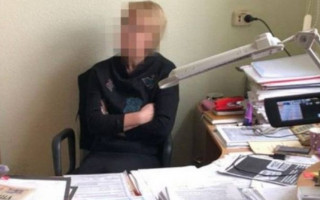 «Сиділа на хабарах»: на Житомирщині затримали зухвалу чиновницю