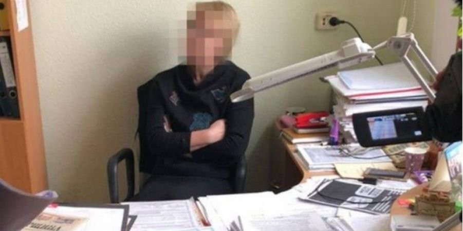 «Сиділа на хабарах»: на Житомирщині затримали зухвалу чиновницю