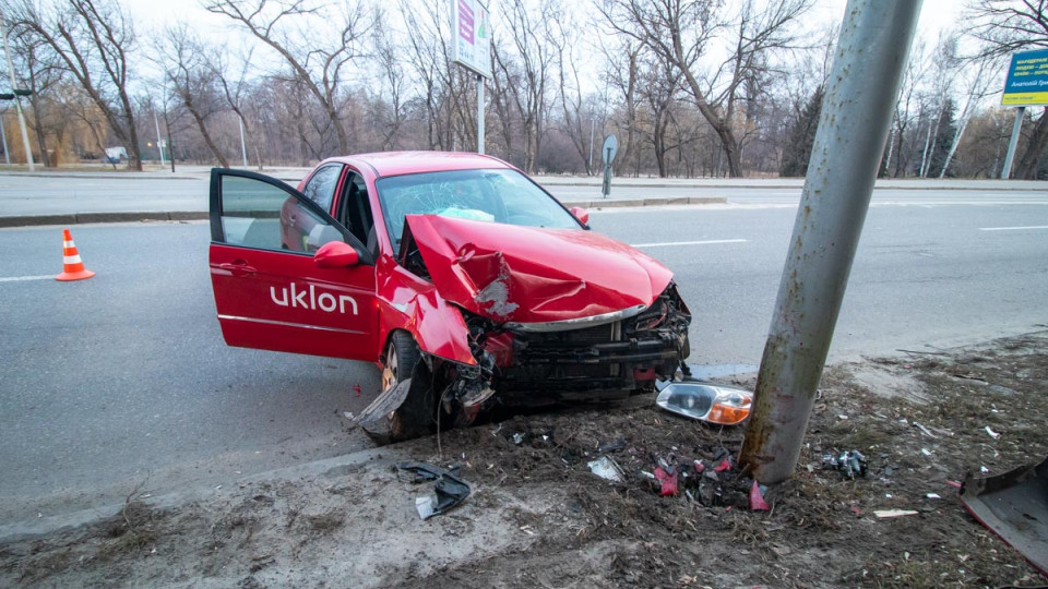 Такси с пассажиром влетело в столб: авария в Киеве
