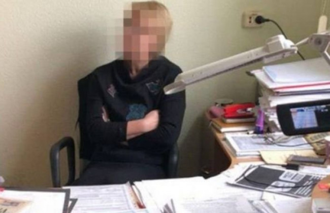 «Сиділа на хабарах»: на Житомирщині затримали зухвалу чиновницю