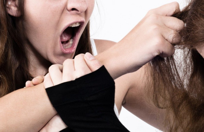 Повалили на землю и стали бить ногами: в Киеве произошла драка между школьницами